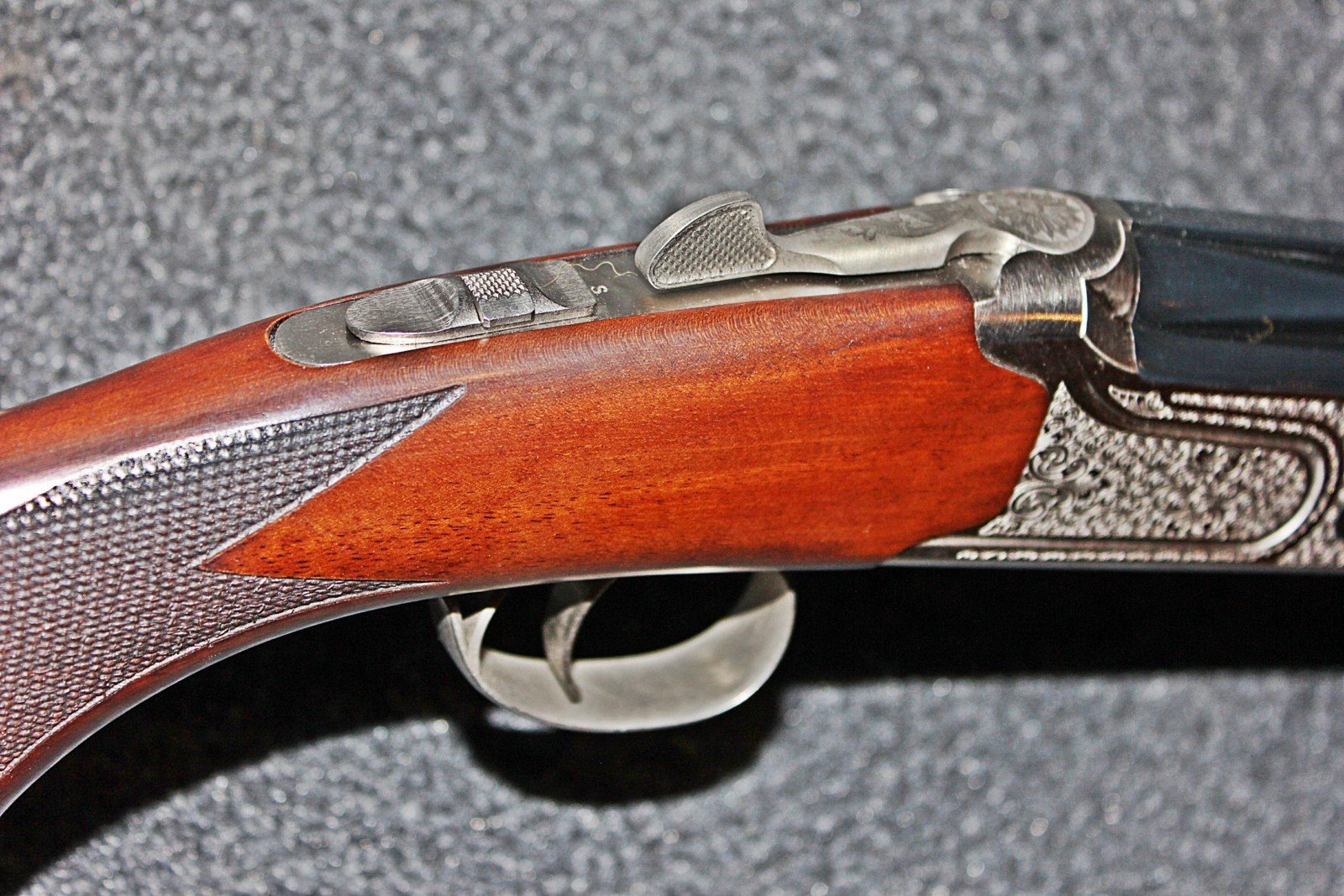 cut-checkered grips and forends